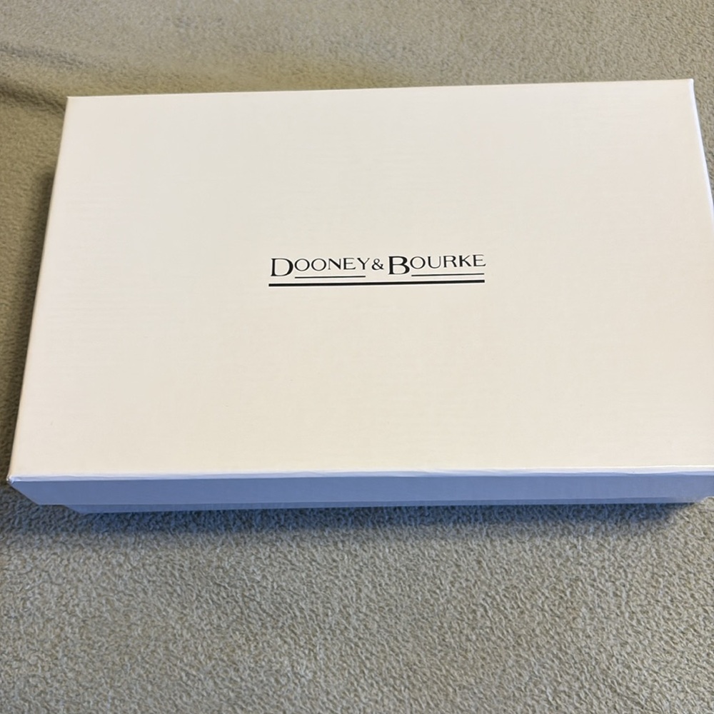 ๐ Dooney Art Deco folded zip wristlet - Picture 4 of 4